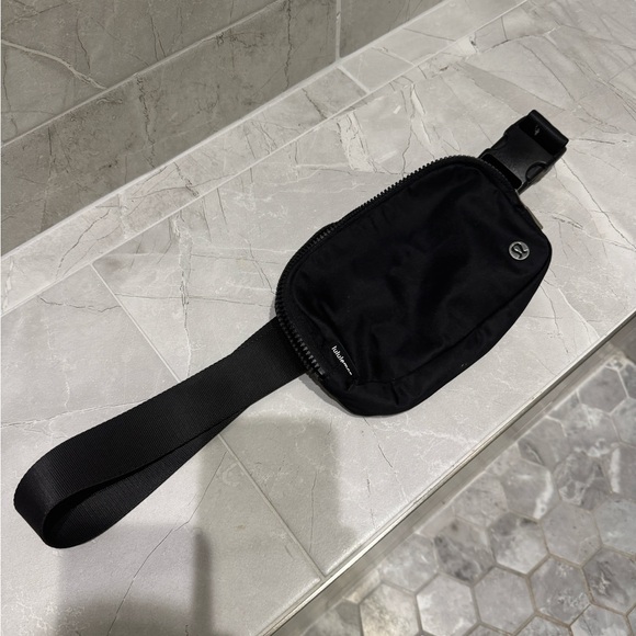 Lululemon Everywhere Belt Bag - Picture 6 of 6
